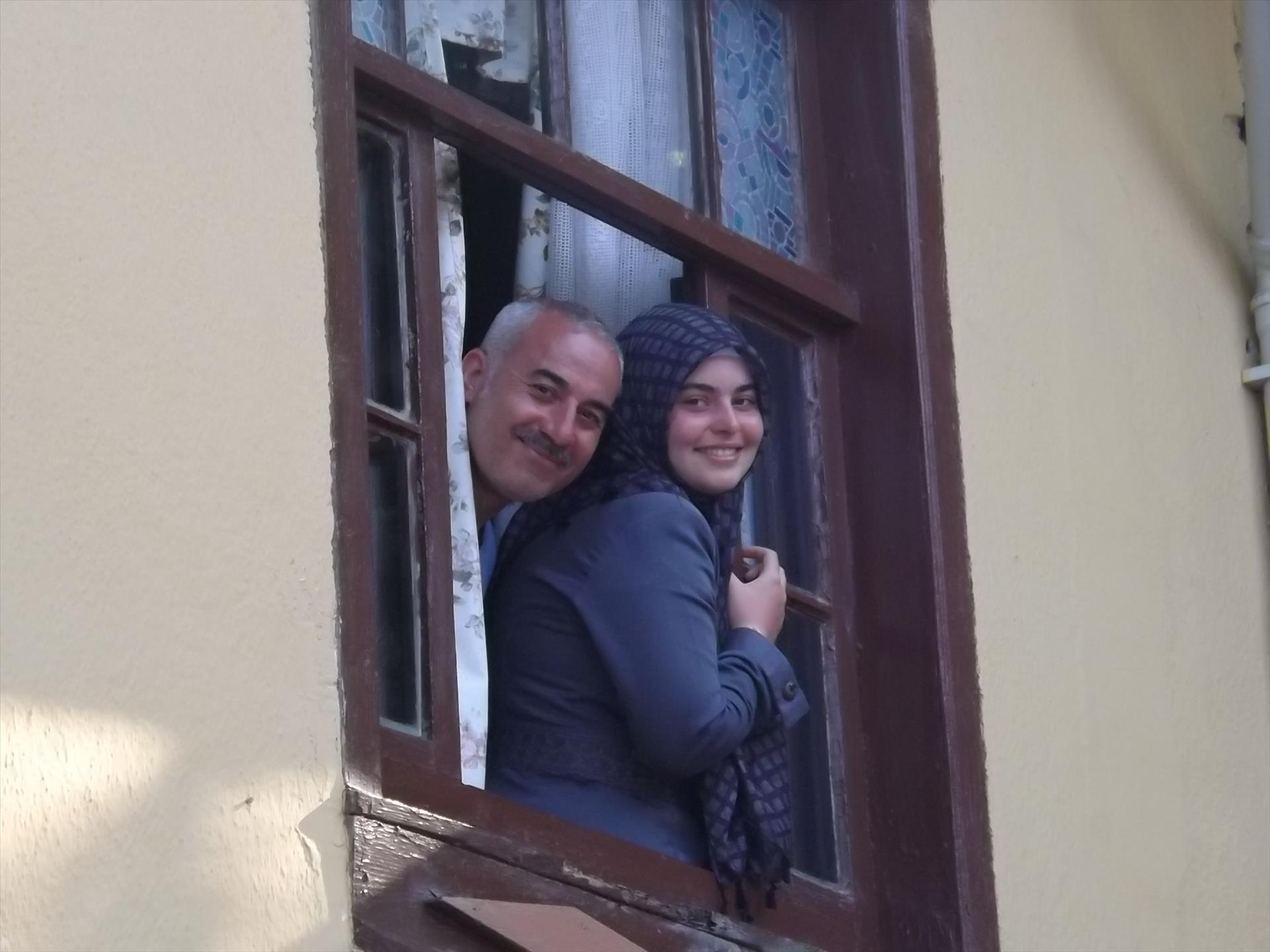 Bursa-Trilye-Pansiyonları ile ünlü: Biz de Kızımla bir pansiyonda pencerede komşu sohbetindeyiz.
