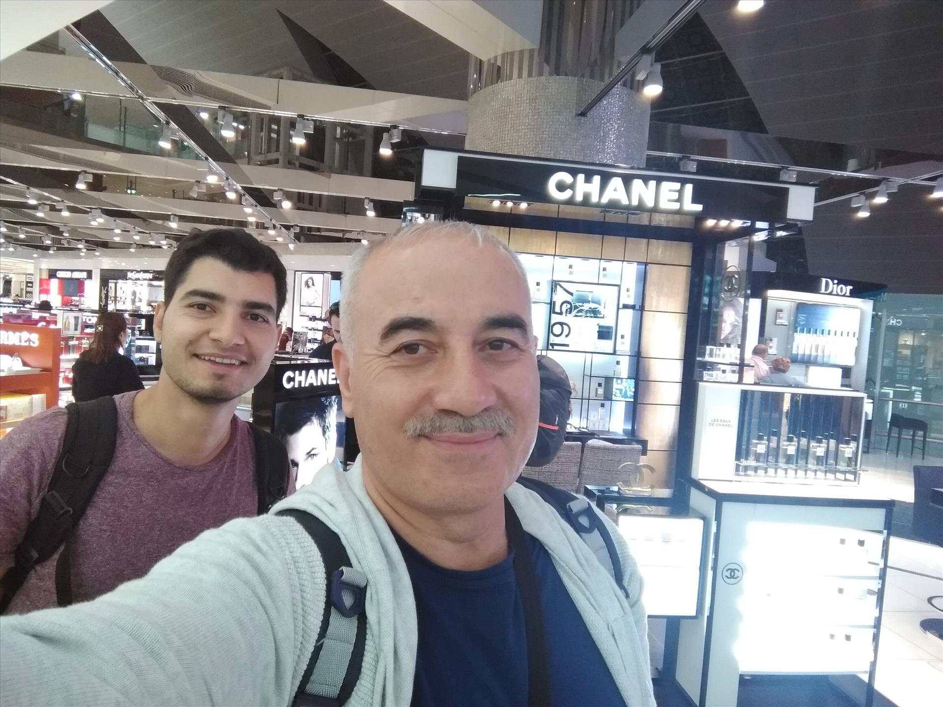 Oğlum ile Dubai havaalanında 